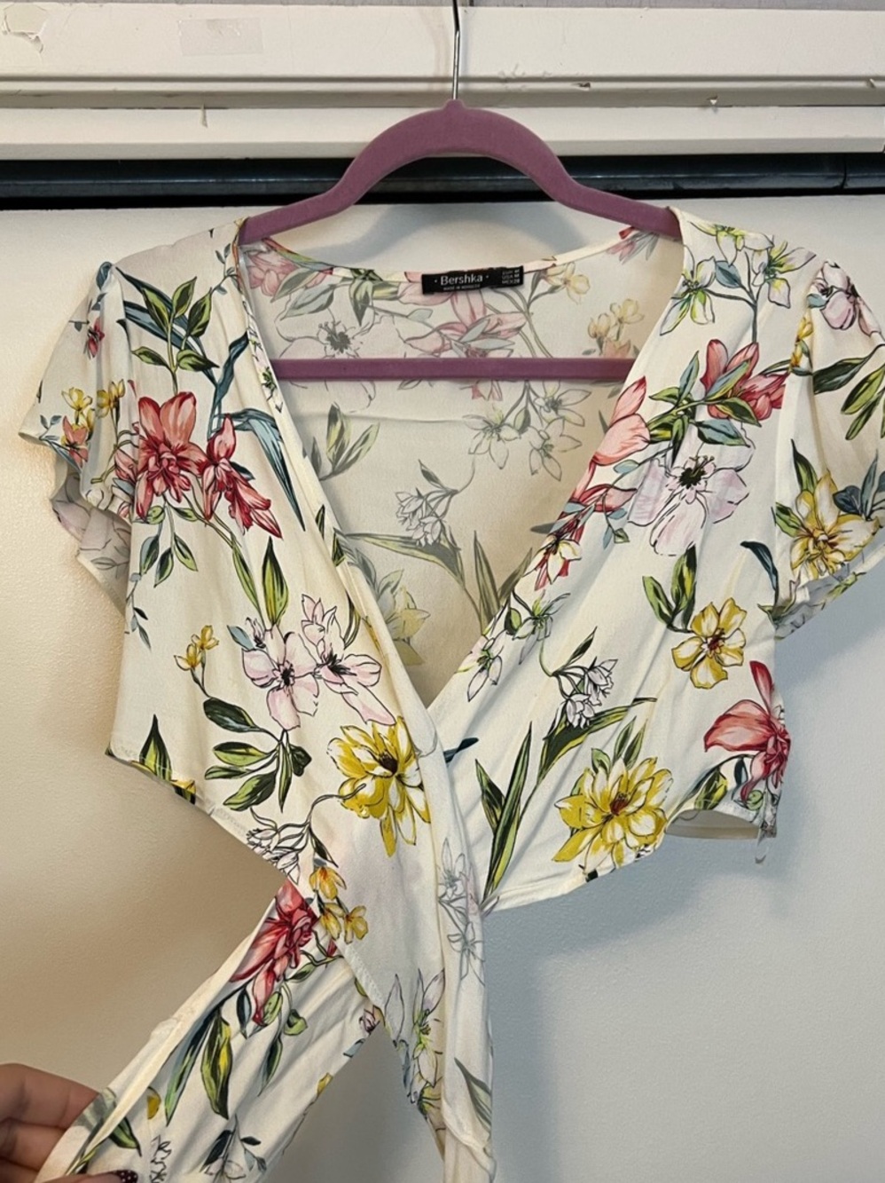 Bershka Floral Crop Top in White & Pink Size Medium Like New